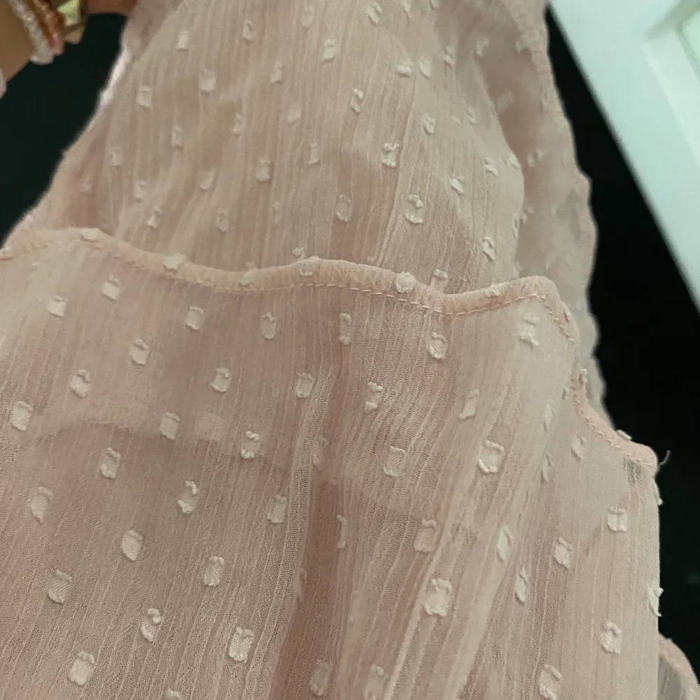 Säljer denna rosa sommar kjol som är använd en sommar 2020! Ganska stor storlek! Dem är i 170 i barn storlek men är för stor för mig som är ca 1,73 lång. Hameet.