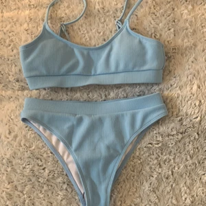 Bikini  - Oanvänd bikini från shein! Ljusblå, storlek S, man kan göra axelbanden längre och kortare. Kan frakta med köparen står för frakten!