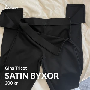 Satin byxor - Med slits, storlek M men passar S Bilden är från min egna tise (@vr123) 