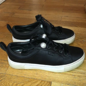 Svarta sneakers från Karl Lagerfeld  - Svarta sneakers från Karl Lagerfeld i strl 39. Pris kan diskuteras!