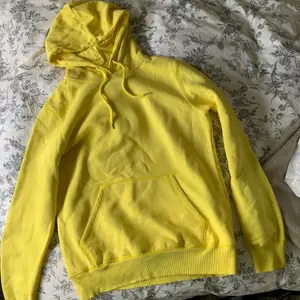 En felfri starkt gul hoodie från Lager157😊 Använd 1, Max 2 gånger. 60kr, frakt betalar köparen💫