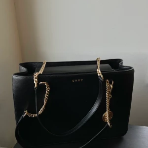 DKNY - Handväska - Handväska DKNY BRYANT SHOP TOTE SUTTON. Marknadspris ca 2100:-, säljer för 1250:- 