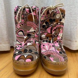 Vintage Emilio pucci moon boots  - Säljer mina älskade one of a kind vintage emilio pucci moon boots. Klassiskt pucci-tyg med guldiga o glittriga detaljer. Perfekt för den som vill sticka ut⭐️⭐️ de är i storlek 41-43 men har lagt i några sulor så de passar 39-40. Skriv om du vill ha mer bilder! 