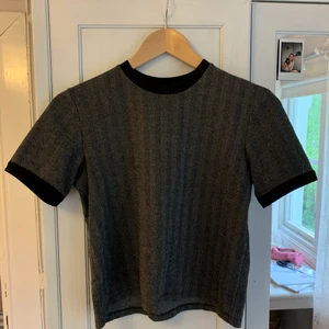 T-shirt  - Cool t-shirt i svart/vitt. Materialet är ganska tjockt & i bra kvalitet. Kolla gärna in mina andra annonser också!💛 priset går alltid att diskutera