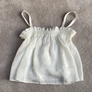 Mango topp ⚠️Kvar⚠️ - Mango top som köptes i julas, den har små hål på banden då det suttit säkringsnålar där. Annars ser den ut som ny och har använts ca 2 gånger.