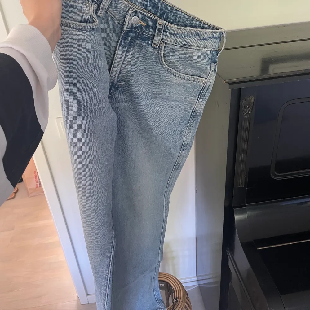 Ljusblå jeans från weekday i strl 27/34. Modellen är smått bootcut. HELT OANVÄNDA, lappen kvar. Fler bilder skickas på begär 🧁. Jeans & Byxor.
