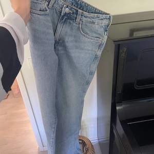 Ljusblå jeans från weekday i strl 27/34. Modellen är smått bootcut. HELT OANVÄNDA, lappen kvar. Fler bilder skickas på begär 🧁