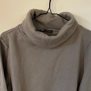 Zara sweatshirt  - En fin sweatshirt från zara med polokrage, aldrig använd💖💖
