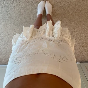 Vit sommarkjol - Så söt ❤️ 34 men passar 36 oxå 