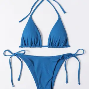 Sälje ren kungsblå bikini överdel eftersom den var för liten, den är i M men ganska liten enligt mig, säljer för 50kr+ frakt vilket ändras lite men vi tar frakten i dm 🤍