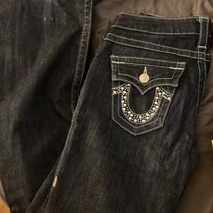 True religion jeans m lowrise o bootcut. Jeansen är i en väldigt mörkblå nyans men verkligen super fina!! 