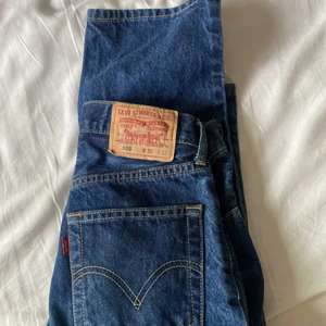 Levis jeans - SÅLD! Säljer baggy jeans från levis strl W 30 och L31 ❣️Hög midjade på mig som är 160. Säljer p.ga de inte kmr till användning. Säljer för 240kr inkl frakt💕 vid snabb affär 220kr inkl frakt🙌 kan mötas upp Sthlm❣️