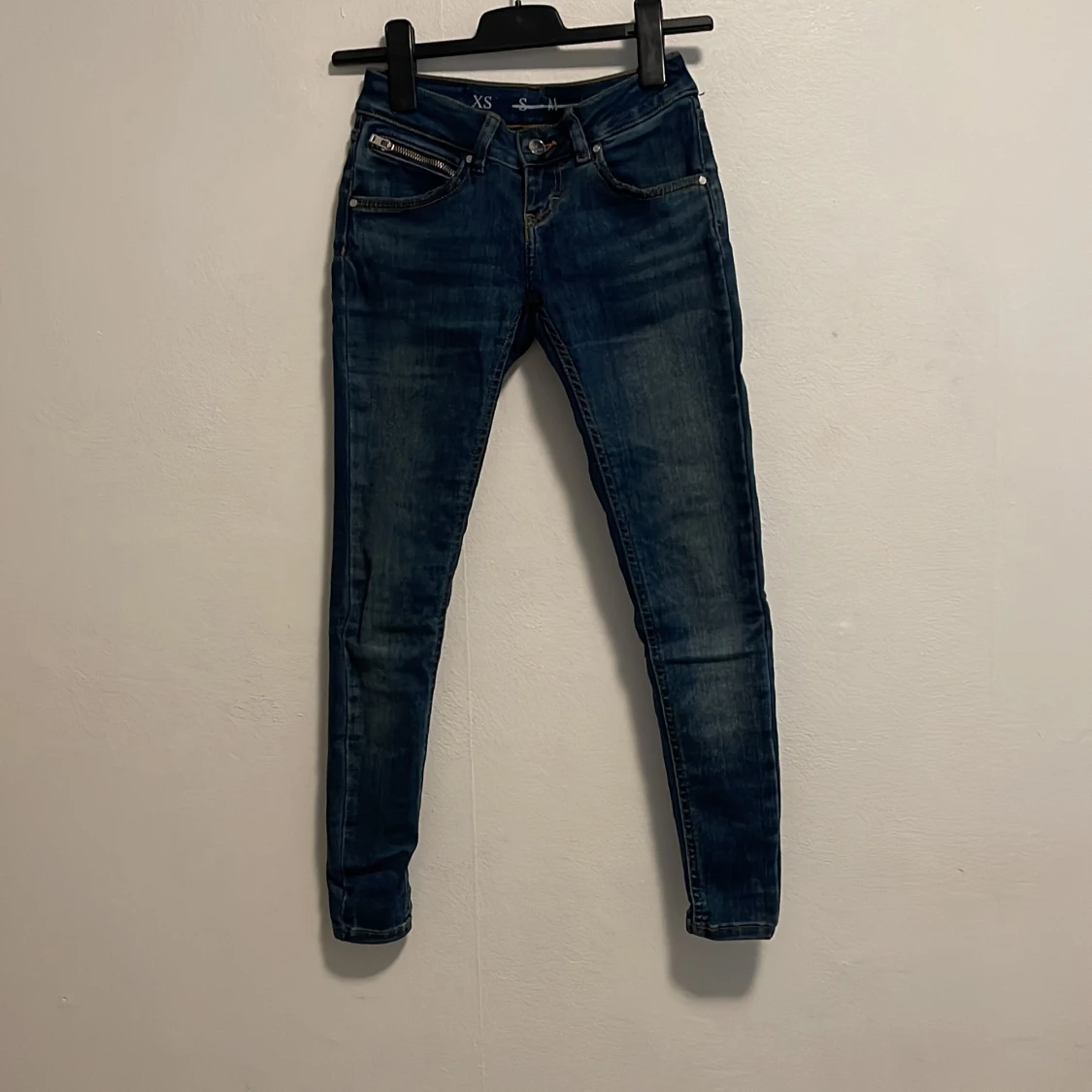 Bik Bok jeans i mörkblå färg.  - 90