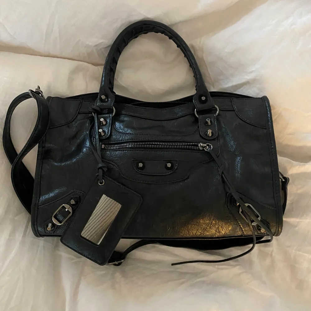 Balenciaga city bag Sort. Den har ingen riper eller bruksmerker. ser helt ny ut.. Väskor.