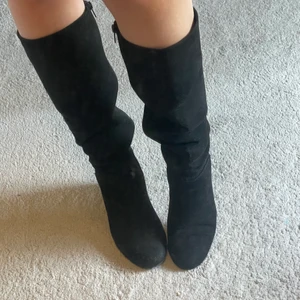 Svarta stövlar - Säljer dessa stövlar då de inte längre kommer till användning, 5cm klack o jätte bekväma