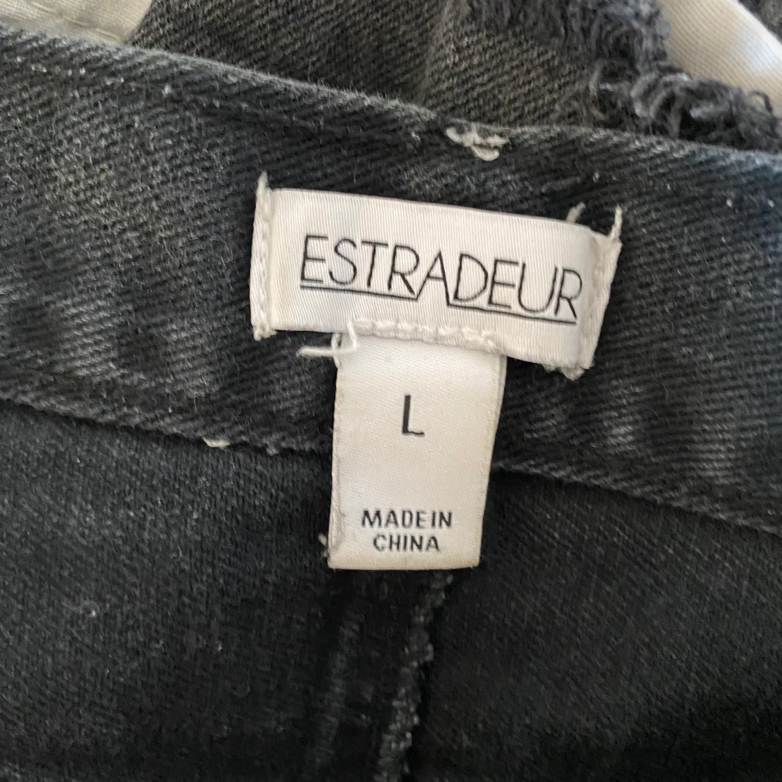 Svarta slitna jeansshorts  - 91