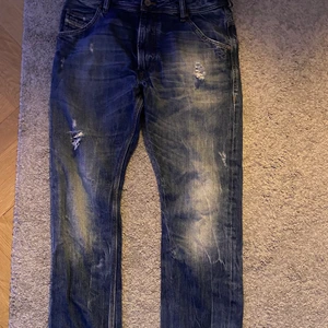 blåa Diesel jeans  - Använda typ 10 gånger max. Jättefina och sköna men kommer inte till användning då de inte riktigt sitter så bra på mig längre💗 