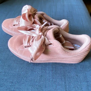 Puma skor  - Säljer mina rosa skor från puma i storlek 39. Endast använda 1 gång, säljer pga kommer inte till användning. Frakt tillkommer💕