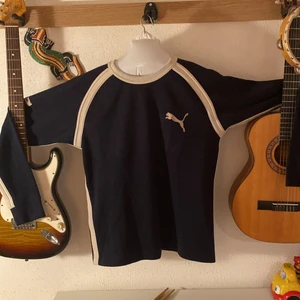 Puma sweatshirt - Lite vintage puma sweatshirt. Köpt på tradera. Lite tightare passform. Tror inte det är 100% bommul men den är skön. Ingen resor i midjan så den sitter lite som en långärmad t-shirt. Är 177 cm lång och väger 77 kg för referens i andra bilden. Möts upp i lund. Tar emot swish eller kontant.