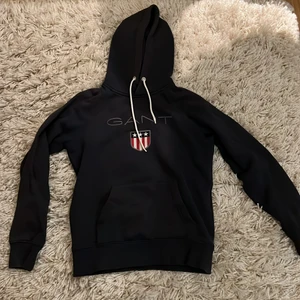 GANT Hoodie - Storlek: S Hoodien är i väldigt bra skick, användt runt 10ggr.  Startpris: 500kr Köptes in för 1299kr. 