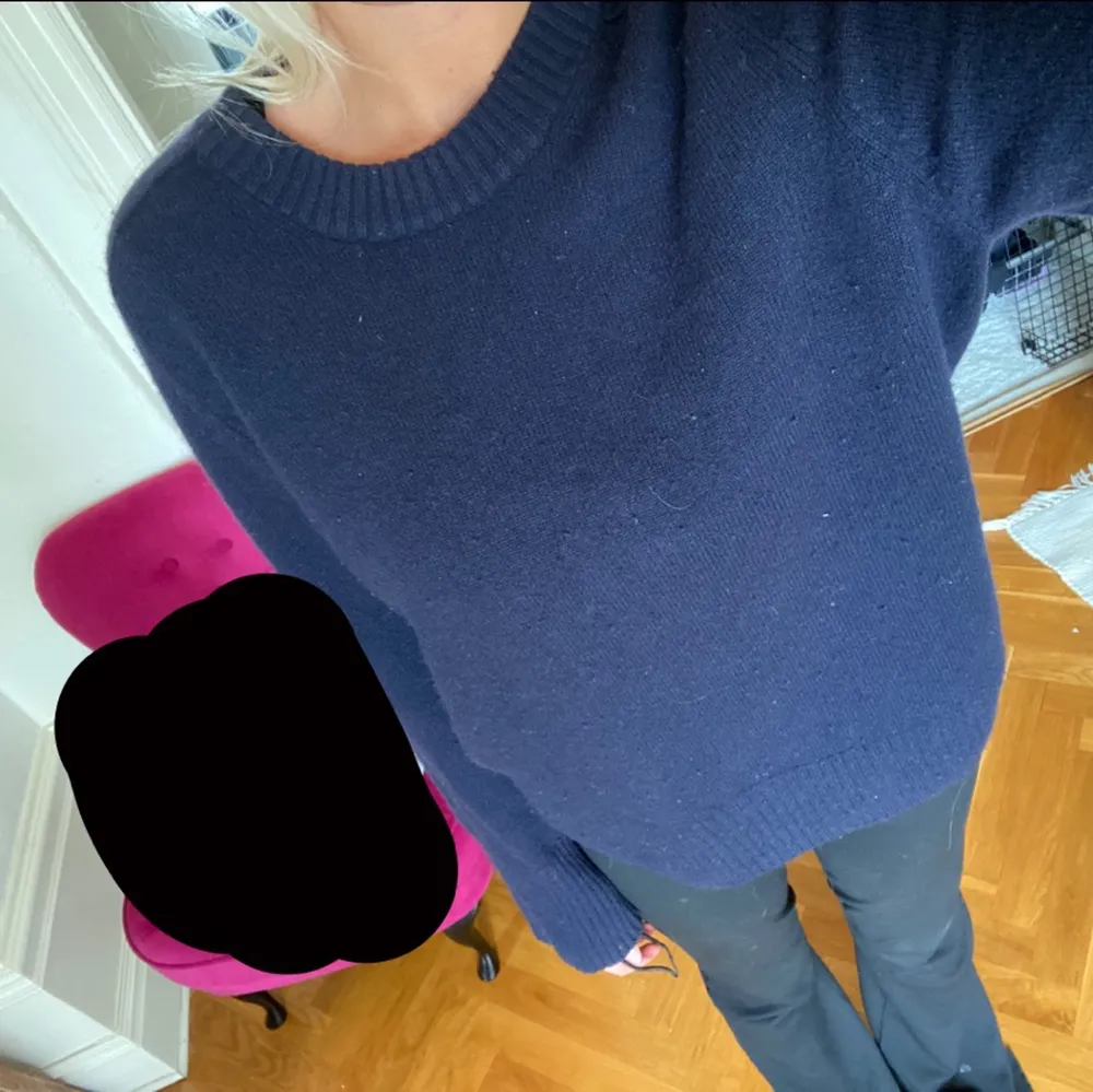 Super fin cashmere tröja från COS. Använd fåtal gånger, säljer pga får ingen användning av den! Nypris 2200kr. Säljer för 1000kr. Pris kan diskuteras för snabb affär. Kan mötas upp i Stockholm, köpare får annars stå för frakt:). Stickat.