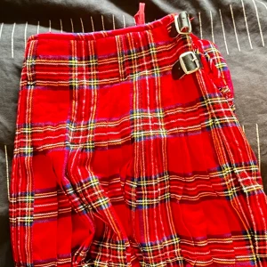 Klassisk kilt  - Klassisk kilt, endast använd vid ett par tillfällen. Storlek Xl Har 2st om så önskas. Priset i annonsen gäller 1st  Hämtas med fördel i Jönköping  Kan skickas efter full betalning via svisch 