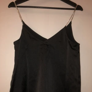 Svart linne - Svart linne i satin tyg med kristaller