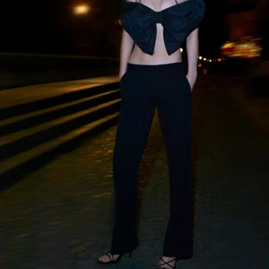 Zara kostymbyxor  - Säljer de SKIT SNYGGA lowaiste kostymbyxorna från zara som är i limited edition. Säljer pga att jag beställde 2 par 💕 