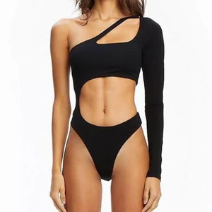 I.AM.GIA Jupiter Bodysuit  - Svart body med croppad överdel. Köpt på sellpy men inte kommit till användning! Obs ingen knäppning längst ner, förra ägaren har sytt igen (syns på bild 2)! Men passar ändå på mig som är xs/s 💓