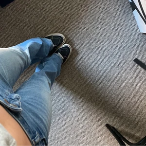 Lågmidjade  - Skit snygga nästan helt oanvända lågmidjade jeans. Innerbenslängden ungefär 88cm (inte mina bilder)