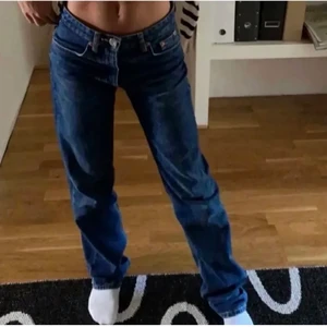 Midwaist zara jeans - FÖRSTA BILDEN ÄR LÅNAD! Säljer dessa midwaist jeans från zara då de är för små på mig. Köpta här på Plick och sparsamt använda💓 köparen står för frakten 