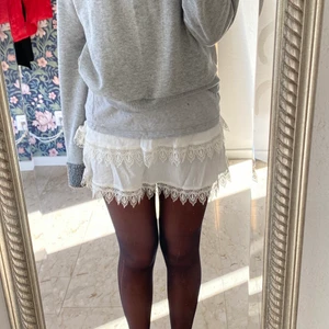Kjol - Vit somrig volangkjol som är från h&m men inte säljs längre.  Inga defekter och i bra skick. Passar super bra nu till sommaren❤️ BUD PÅ 160!