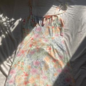 Sommarklänning  - Jättefin sommarklänning i fint mönster. Köpt här på plick förra sommaren, men inte använd då den tyvärr är i fel storlek. 