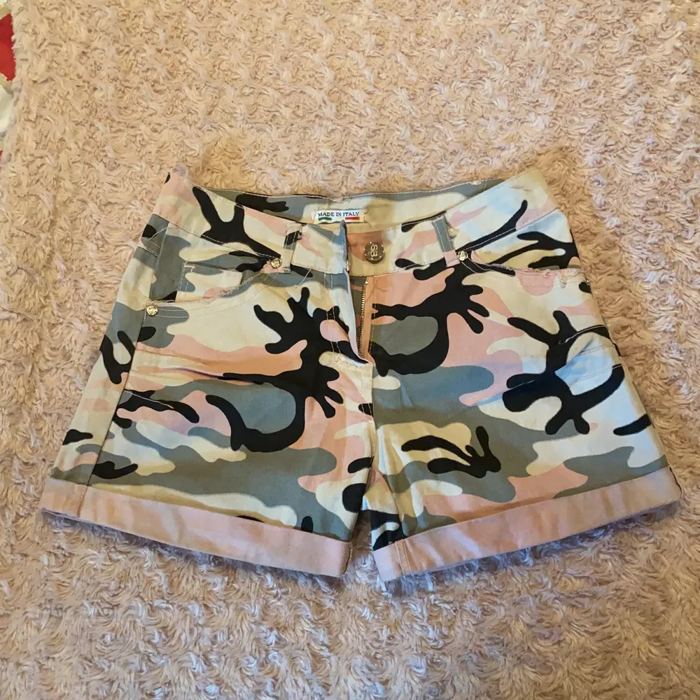 Militär Shorts som är svarta, gröna, vita och rosa . Shorts.