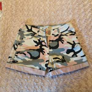 Militär Shorts som är svarta, gröna, vita och rosa 