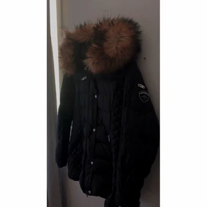 Rockandblue damjacka🤍 - Rockandblue damjacka strl 42 i fint & bra skick! Svart med päls & silvriga detaljer🤍 leverans fixas men såfall står du för den, osäker vad leveransen kostar men de löser vi då såfall🤍