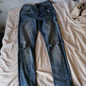 Ett par håliga blå/lite ljusa jeans, dom har blivit för små för mig, så dom är stolek 152 men skulle Pasat för någon som har 140/146 ( skicka ifall man vill har fler bilder) sällan Använd, 150 + frakt 10 kronor så 160