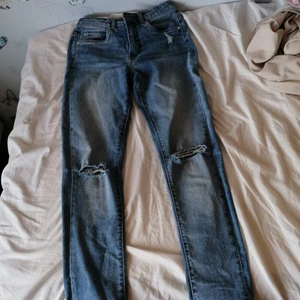 Håliga byxor - Ett par håliga blå/lite ljusa jeans, dom har blivit för små för mig, så dom är stolek 152 men skulle Pasat för någon som har 140/146 ( skicka ifall man vill har fler bilder) sällan Använd, 150 + frakt 10 kronor så 160