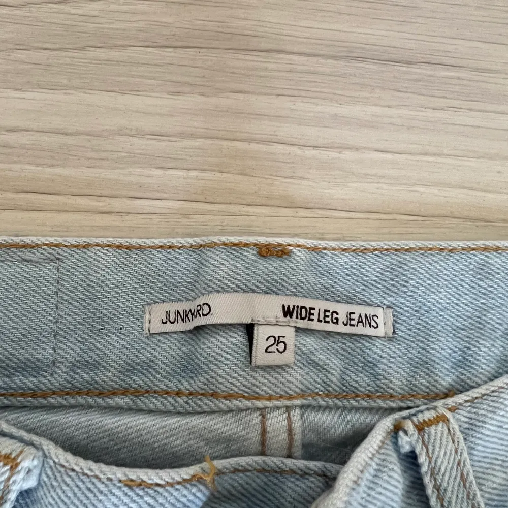 Ett par jätte fina jeans från Junkyard som nästan är helt oanvända💕dessa har dock en fläck på högra benet💕men denna fläck syns inte alls mycket när man bär jeansen på💕. Jeans & Byxor.