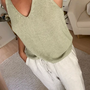 Stickat linne - Ett superfint grönt stickat linne ifrån hm men säljer pga kommer aldrig till användning. Storlek s