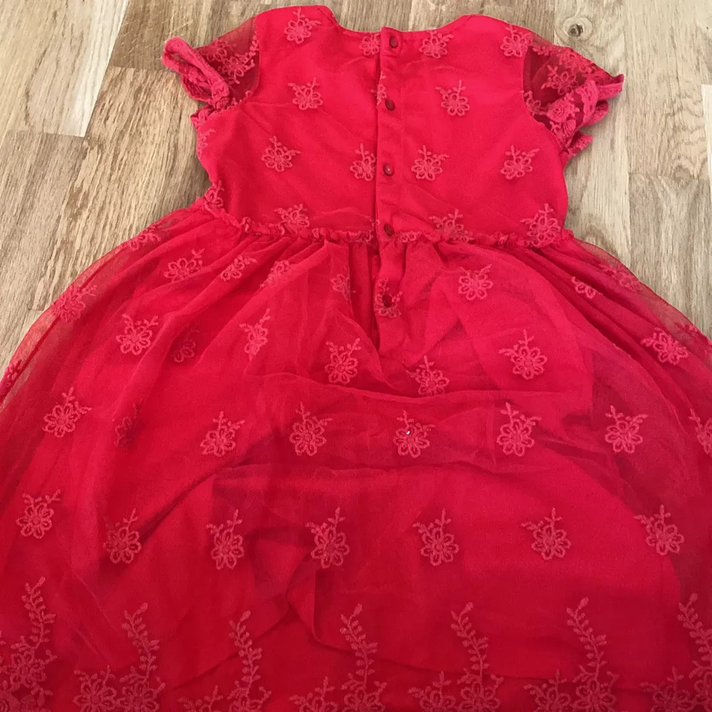 En röd klänning nästan aldrig använd. Klänningar.