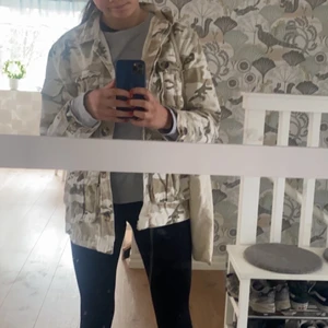 kamouflage jacka - (mina bilder) Hej! säljer min ljusa kamoflauge jacka från bershka då den är för kort i ärmarna. Är i storlek S men skulle säga att den är ganska liten i storleken💖 jackan är i jeans material så är lika varm som en jeansjacka är.