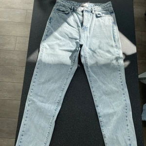 Gina tricot byxor strl 38 - Gina tricot byxor i strl 38. Bra kvalitet knappt använda. Frakt inkluderat i priset. Swish som betalning.😊