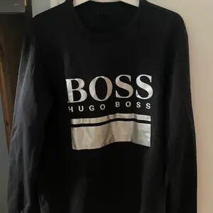 Hugo Boss tröja i nyskick! Använd fåtal gånger. 