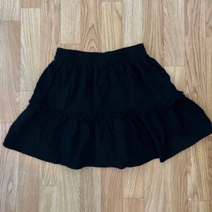 Kjol  - Svart super fin kjol, oanvänd! Super fint tyg med mönster syns på andra bilden😍