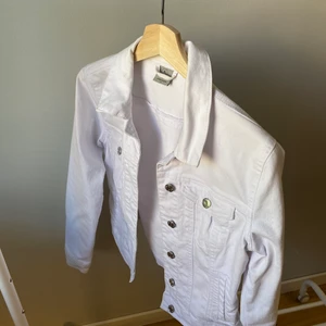 Jeansjacka vero moda - Vit jeansjacka från Vero moda                                         Storlek S