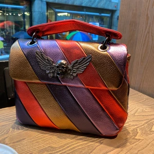 Max jenny väska - Super populär slutsåld väska ifrån maxjenny. Röda varianten. Själva ringarna till skjedjan på väskan gick av så dem är tillfälligt utbytta mot nyckelknippor. Amvänt dem så ett tag och det är ingen fara, har varit för lat för att gå tillbaka till butiken för att få set fixat. Vilket man kan. Har kvar ringarna som gick sönder om man vill byta väskan. Orginal pros runt 2000kr men pga defekt därav priset