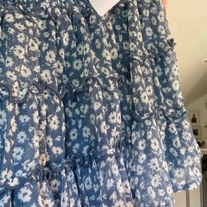 amerikan eagle kjol - Säljer min oanvända blåa kjol ifrån amerikan eagle! Lappen kvar köptes för 450