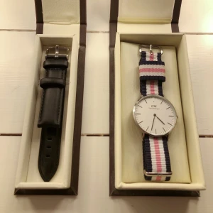 Daniel Wellington Damklocka - Daniel Wellington Classic Sheffield Damklocka 36mm Silver. Köpt för 1399kr + 249kr för rosa/blå/vita klockarmbandet + 399kr för svarta läderarmbandet. Säljer i nyskick. Pris kan diskuteras, kan sänkas vid snabbköp. #danielwellington #DW #klocka #silver #damklocka #tjej #36 #accessoar #accessoarer #klockarmband #armband #randig #blå #rosa #vit #svart #läder