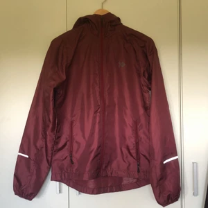 Friluft/träningsjacka Lager 157 M - Vinröd/lila jacka från lager 157, endast testad, nyskick ✨Frakt +45kr✨